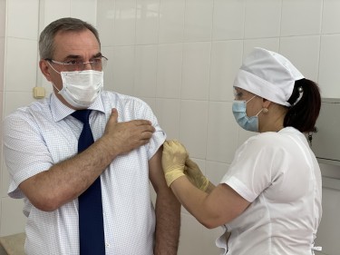 Джамалудин Гаджиибрагимов и Николай Павлов прошли вакцинацию против гриппа и пневмококка